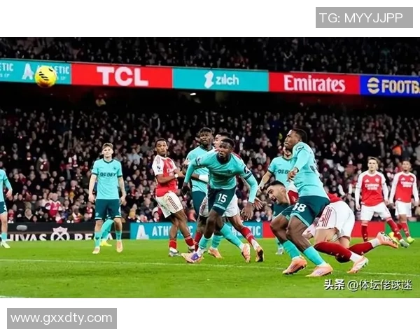 友谊赛阿森纳与里昂战平乌龙球引发全场热议与争议判罚