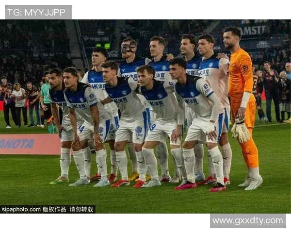 西甲激战：那不勒斯大胜AC米兰帽子戏法引发争议判罚热议